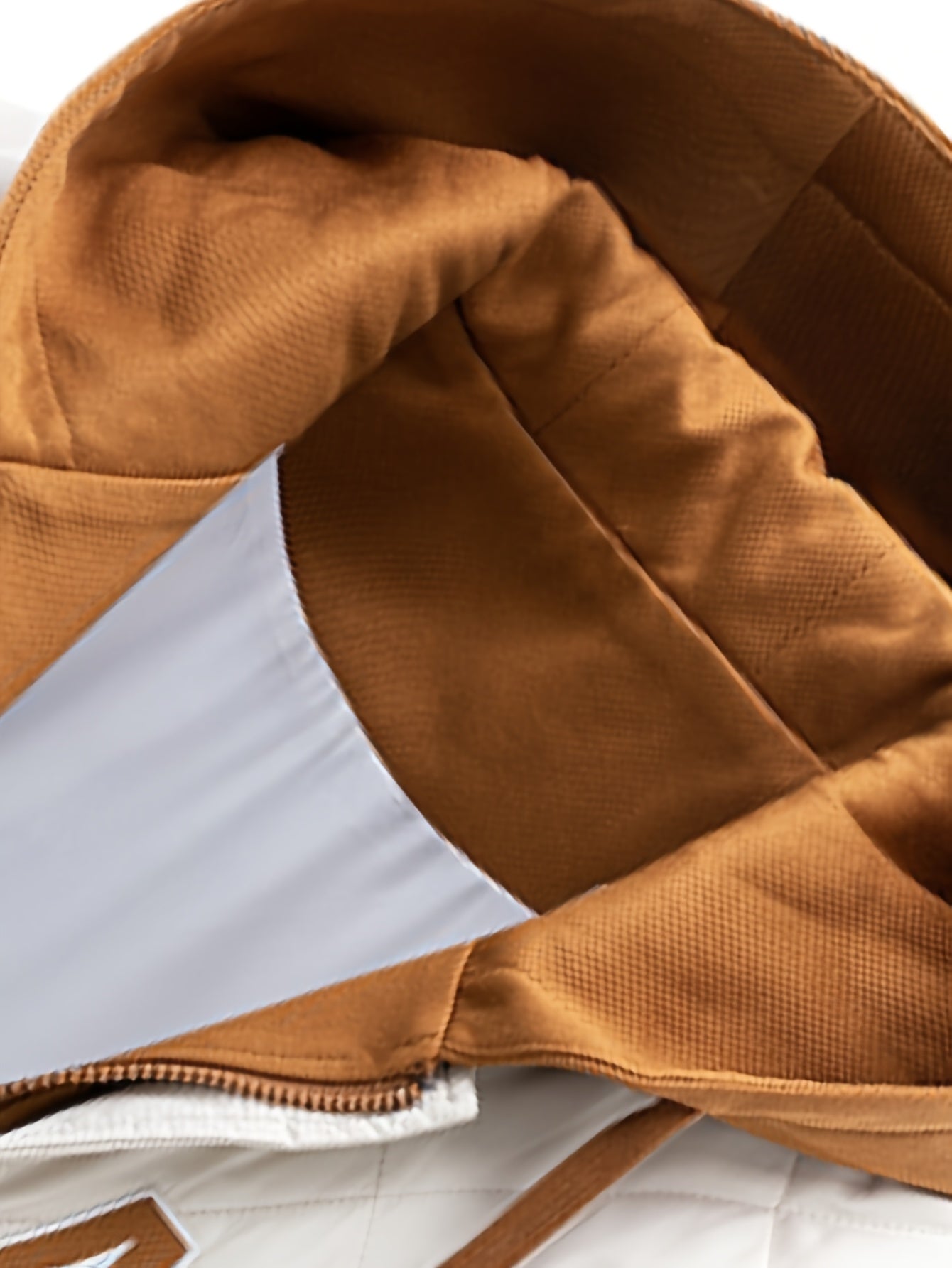 Chaqueta con Capucha y Diseño Deportivo