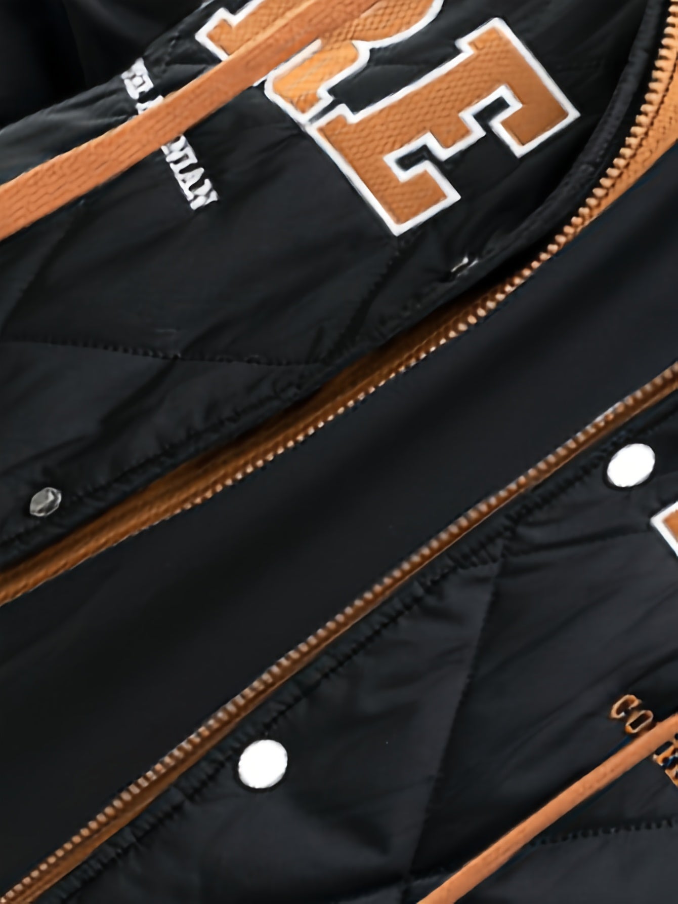 Chaqueta con Capucha y Diseño Deportivo